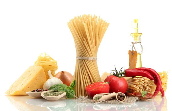 Pasta spaghetti, groenten, kruiden en olie, geïsoleerd op wit — Stockfoto