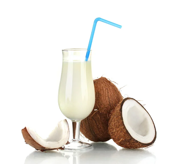 Glas kokosmelk en kokosnoten geïsoleerd op wit — Stockfoto
