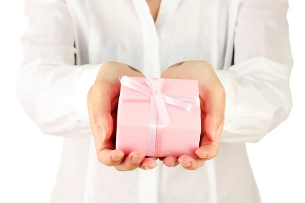 Donna tiene una scatola con un regalo su sfondo bianco primo piano — Foto Stock