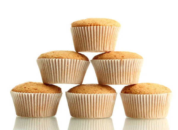 Bolos de muffin saborosos, isolados em branco — Fotografia de Stock