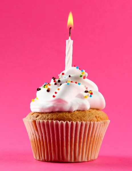 Cupcake d'anniversaire savoureux avec bougie, sur fond rose — Photo