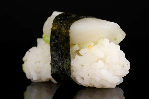 Delicioso sushi isolado em preto — Fotografia de Stock