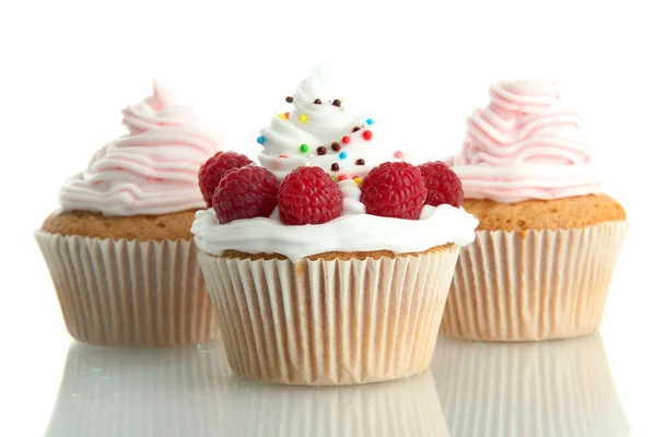 Savoureux cupcakes aux baies, isolé sur blanc — Photo