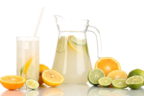 Limonada cítrica en jarra y vaso de cítricos alrededor aislado en blanco — Foto de Stock