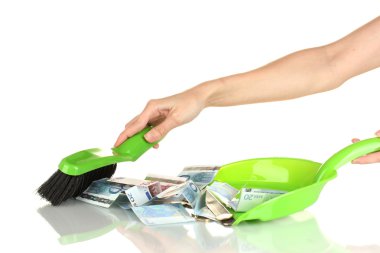 Beyaz arka plan yakın çekim üzerinde kürek içinde para süpürür