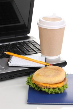 iş yerinde laptop yanında, yemek