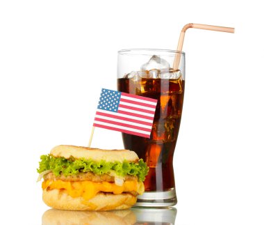 Amerikan bayrağı ve kola, üzerinde beyaz izole lezzetli sandviç