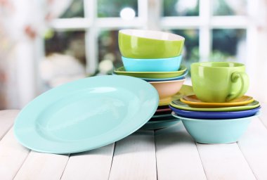 ahşap masa penceresinin arka plan üzerinde renkli yemek takımı