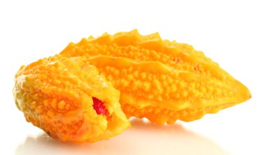 Olgun momordica meyveler, üzerinde beyaz izole