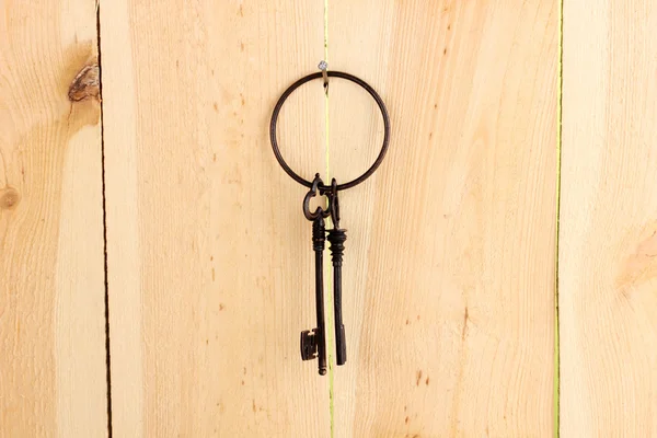 Kulcscsomót, fából készült háttér — Stock Fotó