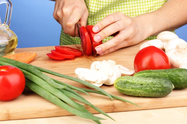 Picar ingredientes alimentarios —  Fotos de Stock