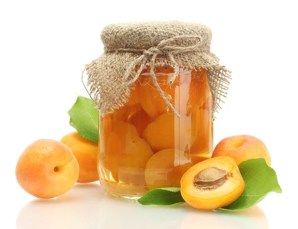 Canned apricots in a jar and sweet apricots isolated on white — Stock Photo, Image