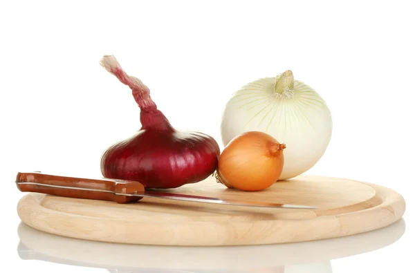 Different types of onions on a cutting board isolated on white — Stok fotoğraf