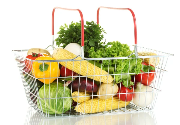 Свежие овощи в металлической корзине на белом фоне — стоковое фото