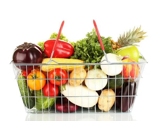 Verduras frescas y frutas en canasta metálica aisladas sobre fondo blanco —  Fotos de Stock