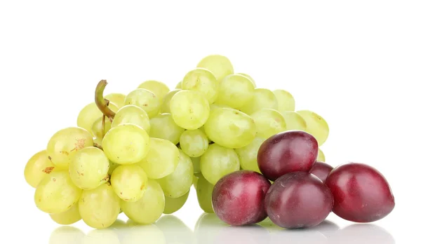 Спелый сладкий виноград и сливы, изолированные на белом — стоковое фото