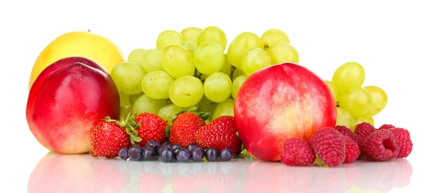 Mistura de frutas doces maduras e bagas isoladas em branco — Fotografia de Stock