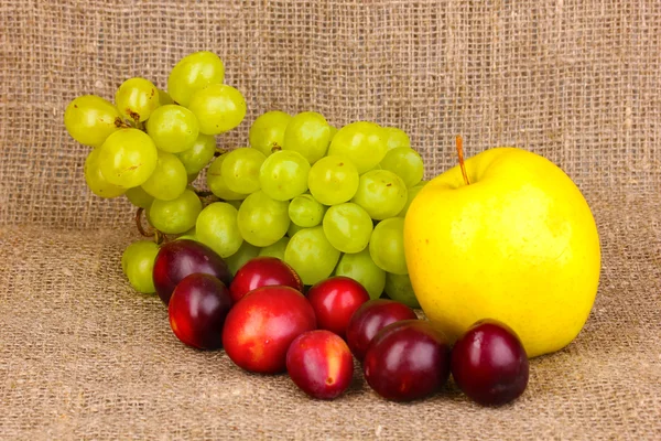 Reife süße Früchte und Beeren auf Sacktuch — Stockfoto