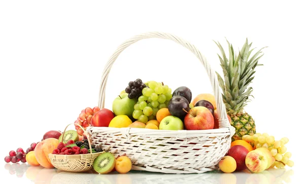 Surtido de frutas y bayas exóticas en cestas aisladas en blanco — Foto de Stock