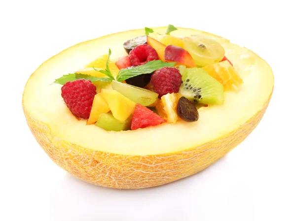 Salada de frutas frescas em melão, isolada em branco — Fotografia de Stock
