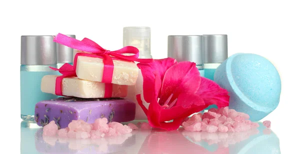 Kozmetik Şişeler, sabun ve çiçek, üzerinde beyaz izole — Stok fotoğraf