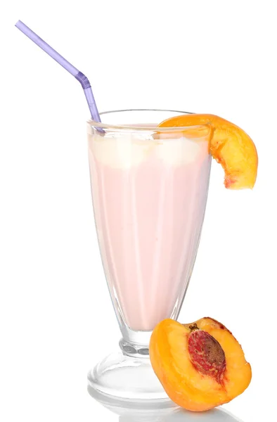 Heerlijke milkshake met perzik geïsoleerd op wit — Stockfoto