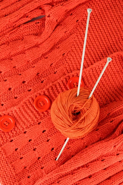 Pomarańczowy sweter i piłka wełny z bliska — Zdjęcie stockowe