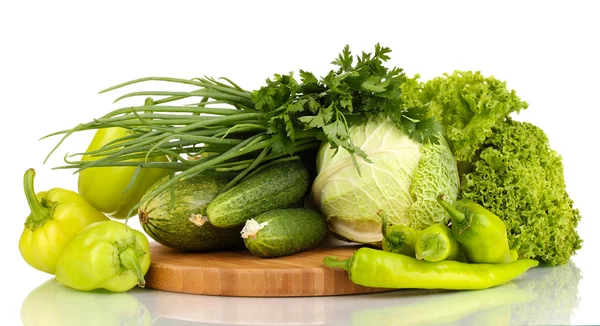 Verdure fresche verdi su tagliere isolato su bianco — Foto Stock