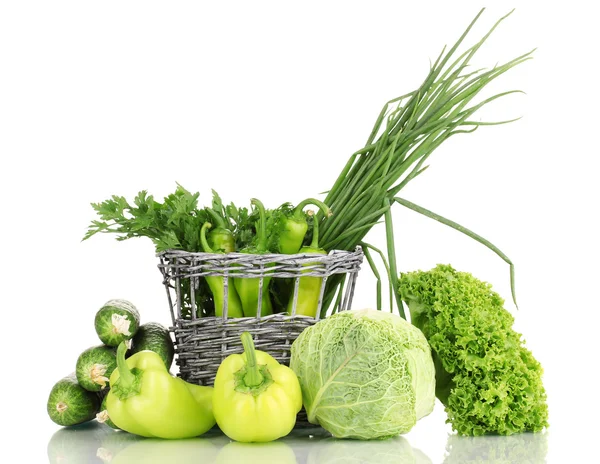 Φρέσκα πράσινα λαχανικά στο καλάθι που απομονώνονται σε λευκό — Φωτογραφία Αρχείου