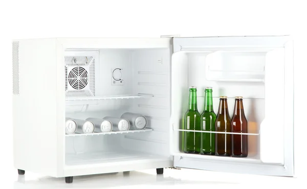 Mini-Kühlschrank voller Flaschen und Dosen Bier isoliert auf weiß — Stockfoto