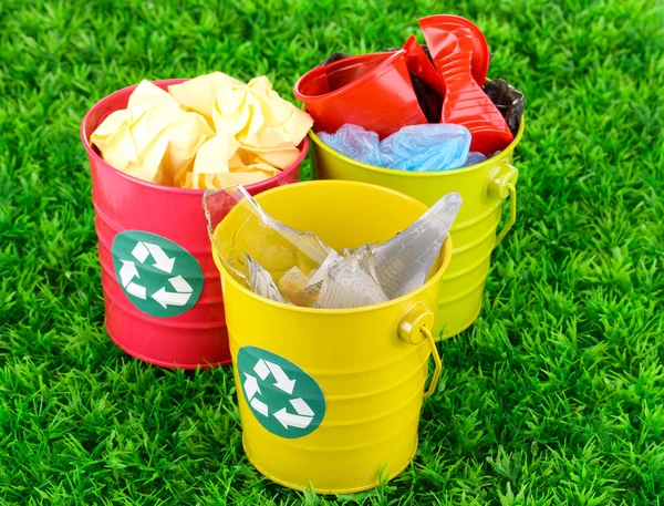 Reciclagem de caixas na grama verde — Fotografia de Stock