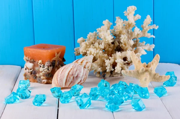 Decoración de conchas marinas sobre mesa de madera sobre fondo de madera azul —  Fotos de Stock