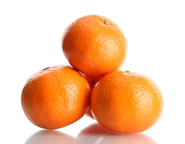 Tangerinas maduras isoladas sobre branco — Fotografia de Stock