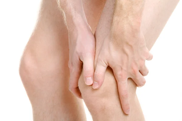 Uomo con ginocchio dolorante, isolato su bianco — Foto Stock