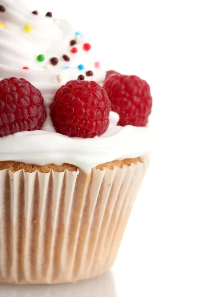 Cupcake saboroso com bagas, isolado em branco — Fotografia de Stock