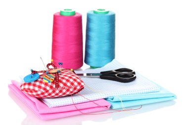 dikiş aksesuarları ve kumaş üzerine beyaz izole