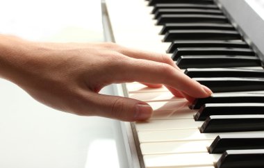 kadının synthesizer oynarken el