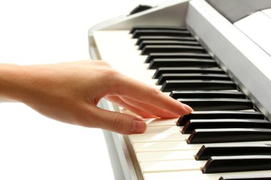 kadının synthesizer oynarken el