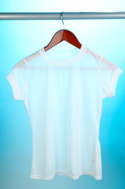 Askı mavi zemin üzerine beyaz t-shirt