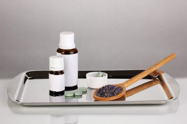 Gümüş tepsi üzerinde gri arka plan yakın çekim alternatif tedaviler