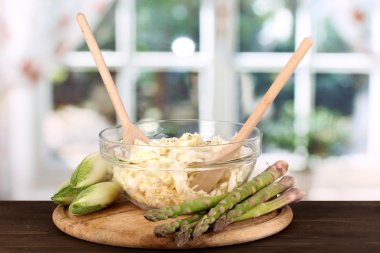 lahana salatası, kuşkonmaz ve hindiba ahşap tablo penceresinin arka plaka