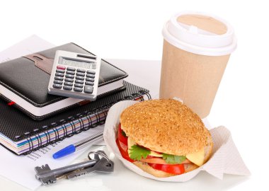 iştah açıcı sandviçle üzerinde beyaz izole büro malzemeleri