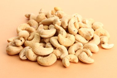 bej renkli arka plan üzerinde lezzetli kaju fıstığı