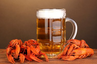 lezzetli haşlanmış crayfishes ve bira kahverengi zemin üzerinde tablo