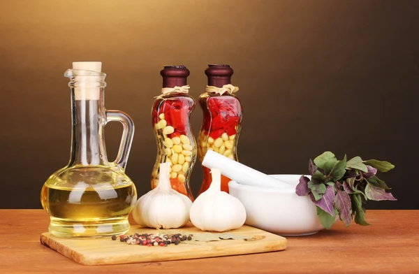 Set de ingredientes y especias para cocinar sobre mesa de madera sobre fondo marrón —  Fotos de Stock