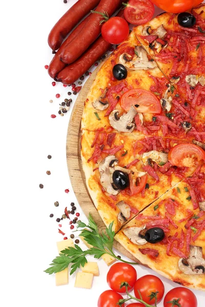 Deliciosa pizza, legumes e salame isolado em branco — Fotografia de Stock