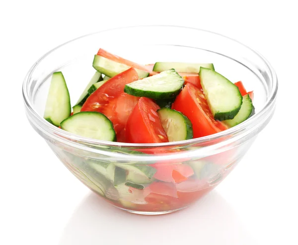 Salade fraîche aux tomates et concombres isolés sur blanc — Photo