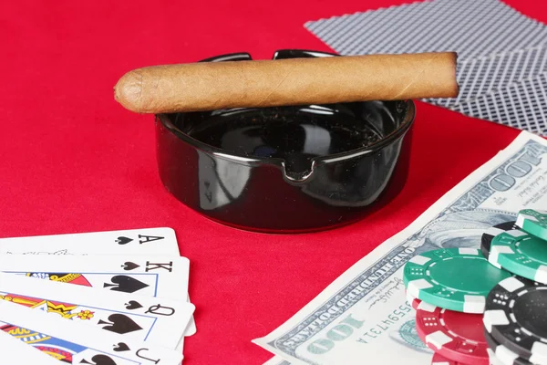 He red poker table with a combination of royal flush — Stock Photo, Image