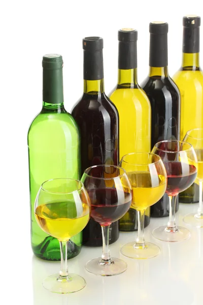 Bottiglie e calici di vino isolati su bianco — Foto Stock