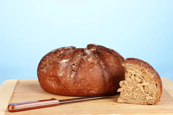 Нарезанный хлеб на синем фоне крупный план — стоковое фото